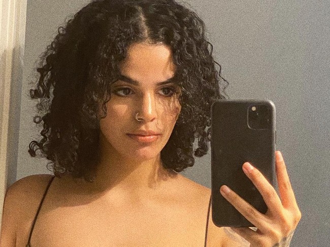 Dengan pamer foto ini, Rahaf menulis di Twitter: I am NOT awrah. My face is not awrah, my body is not awrah! I’m a woman!”Foto: dok. Twitter