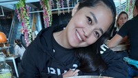 Pamer makanan enak, Gracia Indri hendak menyantap aneka menu di hadapannya. Ada kentang goreng plus saus mayo hingga nachos yang bikin ngiler!