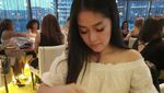 Romantis! Gracia Indri Rayakan Ultah Kekasihnya Sambil Makan di Bali