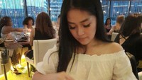 Kakak Gisela Cindy ini bilang kalau dirinya hobi makan, namun ingin kurus. Siapa yang senasib? tanyanya pada padar followers Instagram.