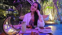 Presenter ini tak melewatkan foto di depan makanan enak buatan hotel bintang 5. Bebek goreng sepertinya menarik perhatian Gracia Indri!