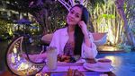 Romantis! Gracia Indri Rayakan Ultah Kekasihnya Sambil Makan di Bali