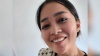 Lewat foto ini Gracia Indri mengakui kalau dirinya tak bisa masak, namun ia bangga pernah berhasil membuat rice bowl ini sendiri. Terlihat toppingnya lengkap seperti daging panggang dan telur mata sapi.
