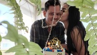 Mereka juga terlihat romantis saat pose berdua membawa kue ulang tahun. Diketahui kalau calon suami Gracia Indri berusia 40 tahun.