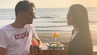 September lalu, wanita yang kini tinggal di Belanda ini merayakan ulang sang kekasih. Mereka terlihat menikmati makanan bersama di pinggir pantai Seminyak, Bali.