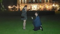 Ucapan selamat dan doa terbaik dari para sahabat artisnya pun membanjiri unggahan Gracia Indri itu. Sebelumnya ia dilamar begitu romantis oleh Jeffrey di Maastricht, Belanda.