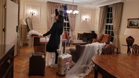 Unggahan terbaru Gracia Indri di Instagram menunjukkan kalau dirinya bakal menggelar pernikahan hari ini. Ia memperlihatkan foto dirinya berada di sebuah kamar hotel dengan gaun putih panjang yang ada di belakangnya.