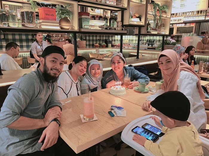 Romantis! Gracia Indri Rayakan Ultah Kekasihnya Sambil Makan di Bali Romantis! Gracia Indri Rayakan Ultah Kekasihnya Sambil Makan di Bali
