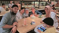Gracia Indri berteman dekat dengan Metha Yuna, istri Uki eks Noah. Mereka sering kali bertemu dan mengagendakan kuliner bareng.