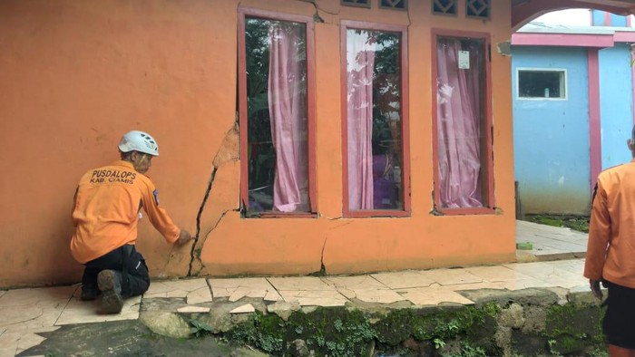 Hujan deras yang mengguyur Ciamis, Jawa Barat, dengan intensitas tinggi menimbulkan pergerakan tanah di Desa Sindangbarang, Kecamatan Panumbangan. Akibatnya 13 rumah warga mengalami retak-retak.