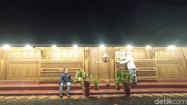 Di desa Janggalan selain masih ada rumah kuno khas Kudus, ada juga masjid kuno, dan kuliner seperti nasi jangkrik dan puli kotokan. Desa Janggalan pun memiliki banyak potensi wisata yang bisa menjadi daya tarik untuk turis. (Dian Utoro Aji/detikTravel) Di desa Janggalan selain masih ada rumah kuno khas Kudus, ada juga masjid kuno, dan kuliner seperti nasi jangkrik dan puli kotokan. Desa Janggalan pun memiliki banyak potensi wisata yang bisa menjadi daya tarik untuk turis. (Dian Utoro Aji/detikTravel)