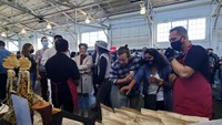 Saya berencana akan menyajikan kopi-kopi Indonesia untuk bisnis restoran saya di Walnut Creek. Saya senang sekali dapat berkunjung ke Booth Indonesia. Saya mendapatkan empat macam bungkus kopi single origin dari berbagai daerah untuk dicoba dan berharap spesialti kopi ini dapat disajikan kepada para pelanggan saya, ujar Nora Haron, pemilik restoran di Walnut Creek, California. (dok. KJRI San Fransisco)