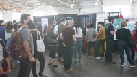 Tak kurang 2.000 pengunjung memadati booth Indonesia di acara tersebut. Mereka rela antre demi menyicipi kopi Indonesia. Kopi yang disajikan kepada pengunjung diracik oleh barista Bryan Theonardo, mahasiswa Indonesia di AS. (dok. KJRI San Fransisco)