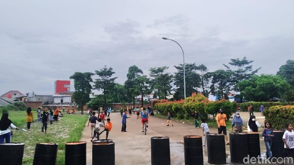Kawasan Sentra Kota selalu diramaikan masyarakat untuk melakukan berbagai macam kegiatan saat weekend. Ada yang berolahraga jogging santai bersama teman dan keluarga. (Tiara Rosana/detikTravel) Kawasan Sentra Kota selalu diramaikan masyarakat untuk melakukan berbagai macam kegiatan saat weekend. Ada yang berolahraga jogging santai bersama teman dan keluarga. (Tiara Rosana/detikTravel)