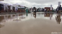 Area masih berupa tanah membuat genangan muncul karena air susah meresap.