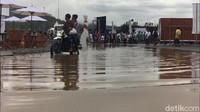 Tinggi air jalan area itu nyaris satu mata kaki. Kiri dan kanan jalan untuk motor dan mobil itu ada banyak stand untuk pengunjung.