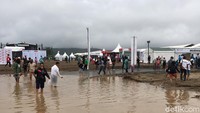 Hujan deras turun di Mandalika, Sabtu (20/11/2021) sekitar pukul 14.20 WITA. Area bazar menjadi salah satu yang paling banyak terdampak.