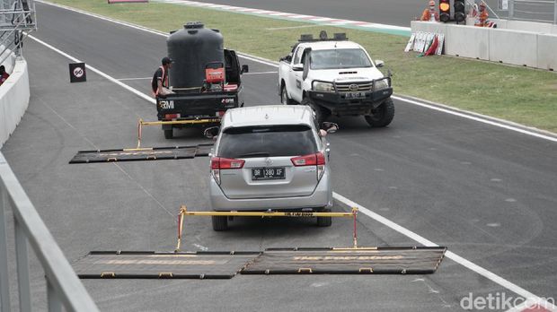 Suasana Kesibukan Pit Sirkuit Mandalika