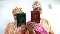 Salah seorang tahanan berinisial AL (kanan) menunjukan buku nikah bersama istrinya usai melaksanakan akad nikah di Lembaga Pemasyarakatan (Lapas) Klas IIA, Kota Gorontalo, Gorontalo, Sabtu (20/11/2021).