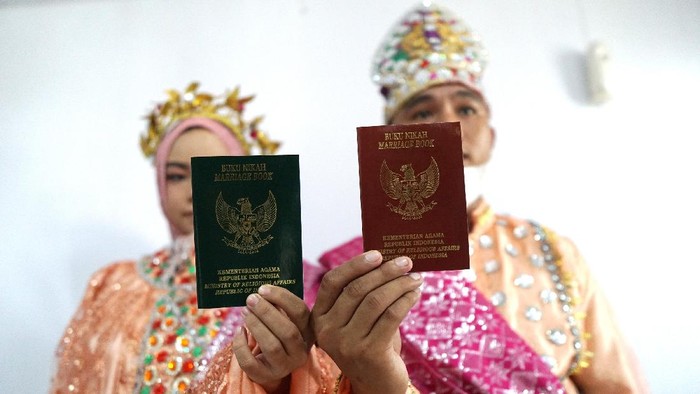 TAHANAN MENIKAH DI LAPAS GORONTALO Salah seorang tahanan berinisial AL (tengah) menandatangani berkas pernikahan usai melaksanakan akad nikah di Lembaga Pemasyarakatan (Lapas) Klas IIA, Kota Gorontalo, Gorontalo, Sabtu (20/11/2021). AL yang masih berstatus terdakwa diberikan izin untuk melangsungkan pernikahan setelah mendapatkan penetapan dari pengadilan yang dilaksanakan oleh Kejaksaan serta difasilitasi oleh Lapas. ANTARA FOTO/Adiwinata Solihin/wsj.