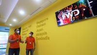 Para agen FWD Insurance tengah beraktivitas di kantor baru. PT FWD Insurance Indonesia (FWD Insurance), dikantor pemasaran baru yang berlokasi di Soho Capital,  Jakarta. 