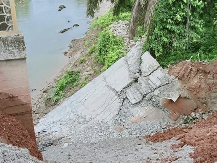 Tembok penahan tebing yang dibangun Oktober 2021 di Labuhanbatu roboh (dok. Istimewa)