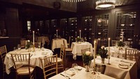  Bahkan restoran ini diklaim sebagai restoran dengan suasana paling romantis di kota New York. One If By Land, Two If By Sea juga termasuk ke dalam jajaran restoran mewah di sana.  Foto: One If By Land, Two If By Sea/Site News