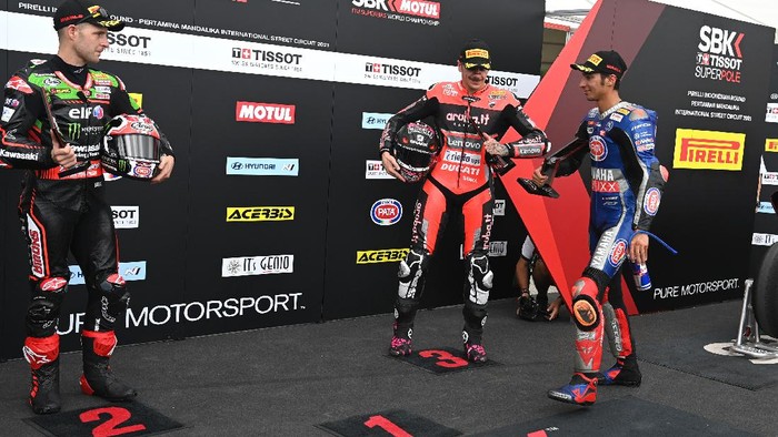 Pembalap Pata Yamaha With Brixx WorldSBK Toprak Razgatlioglu menunjukkan trofi SBK Tissot Superpole usai sesi kualifikasi WSBK Indonesia 2021 di Pertamina Mandalika International Street Circuit, Lombok Tengah, Nusa Tenggara Barat, Sabtu (20/11/2021). Toprak Razgatlioglu berhasil meraih posisi superpole sekaligus menjadi 