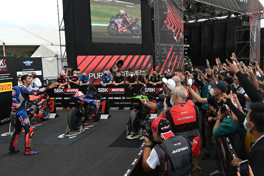 Pembalap Pata Yamaha With Brixx WorldSBK Toprak Razgatlioglu menunjukkan trofi SBK Tissot Superpole usai sesi kualifikasi WSBK Indonesia 2021 di Pertamina Mandalika International Street Circuit, Lombok Tengah, Nusa Tenggara Barat, Sabtu (20/11/2021). Toprak Razgatlioglu berhasil meraih posisi superpole sekaligus menjadi 