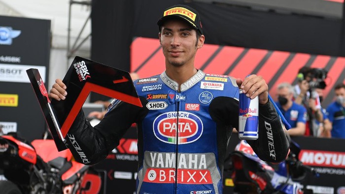 Pembalap Pata Yamaha With Brixx WorldSBK Toprak Razgatlioglu menunjukkan trofi SBK Tissot Superpole usai sesi kualifikasi WSBK Indonesia 2021 di Pertamina Mandalika International Street Circuit, Lombok Tengah, Nusa Tenggara Barat, Sabtu (20/11/2021). Toprak Razgatlioglu berhasil meraih posisi superpole sekaligus menjadi 
