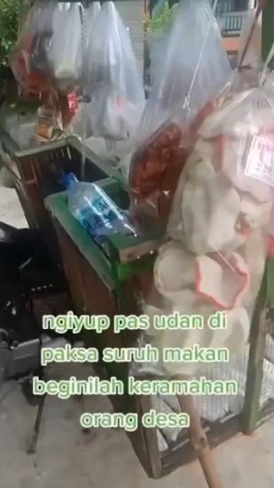 Numpang Neduh, Tukang Sayur Ini Disuguhi Banyak Makanan oleh Tuan Rumah
