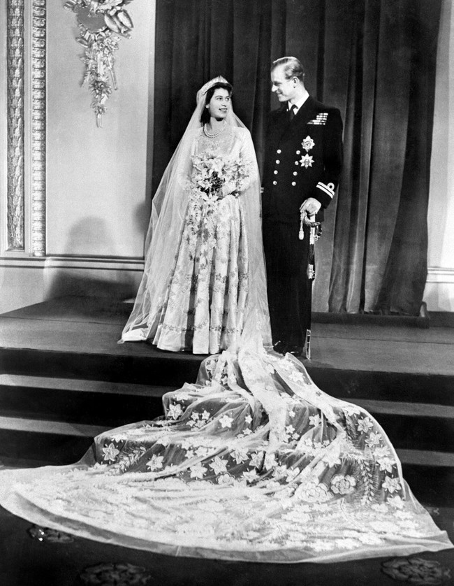 Hubungan mereka hampir tak mendapat restu dari Pangeran George VI karena Philip dinilai tidak mapan. Namun, Putri Elizabeth akhirnya bisa menikah dengan belahan jiwanya pada 20 November 1947 di Westminster Abbey, London. Kala itu, Elizabeth baru berusia 21 tahun dan belum menjadi Ratu. (Foto: AFP/Central Press)