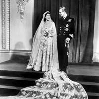 Hubungan mereka hampir tak mendapat restu dari Pangeran George VI karena Philip dinilai tidak mapan. Namun, Putri Elizabeth akhirnya bisa menikah dengan belahan jiwanya pada 20 November 1947 di Westminster Abbey, London. Kala itu, Elizabeth baru berusia 21 tahun dan belum menjadi Ratu. (Foto: AFP/Central Press)