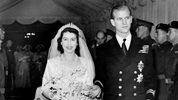 Princess Elizabeth of England and Prince Philip are seen on their wedding day 20th November 1947, in London. (Photo by CENTRAL PRESS / AFP)