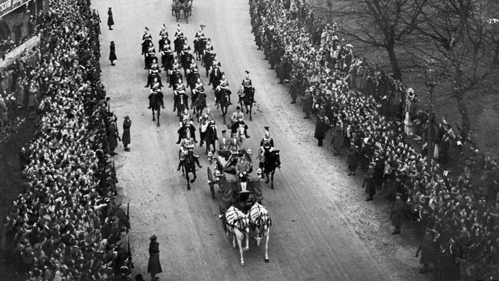 UK-ROYAL-WEDDING-ELIZABETH II Princess Elizabeth of England and Prince Philip are seen on their wedding day 20th November 1947, in London. (Photo by CENTRAL PRESS / AFP)