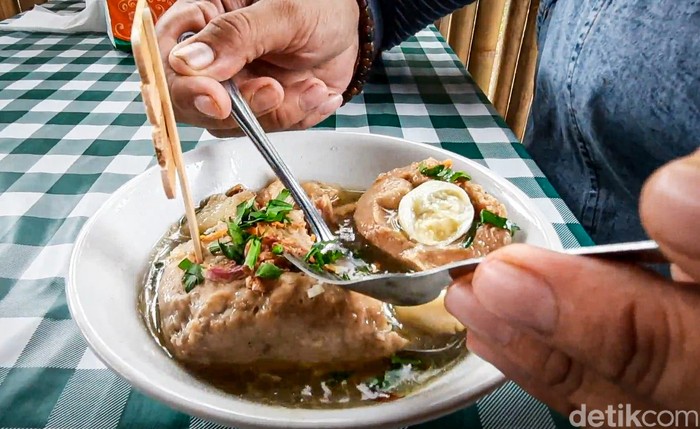 Unik! Bakso Kuburan Ini Dilengkapi Papan Nisan untuk Kenang Para Mantan Unik! Bakso Kuburan Ini Dilengkapi Papan Nisan untuk Kenang Para Mantan