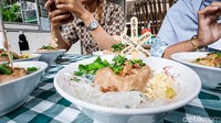  Kalimat nyeleneh itu dituliskan pada potongan kayu kecil yang kemudian ditancapkan ke bakso berbentuk persegi panjang. Alhasil, wujudnya menyerupai sebuah kuburan. Foto: Jalu Rahman Dewantara