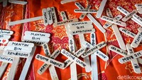 Tulisan di papan nisan bakso ini macam-macam. Mulai dari kalimat bernada sindiran terhadap mantan, seperti RIP Mantan, Lupakan Mantan Ingat yang Bikin Kenyang hingga Mantan Bin Kenangan. Adapula harapan dan doa agar hubungan langgeng seperti Till Jannah Nggih Bang dan sebagainya. Foto: Jalu Rahman Dewantara