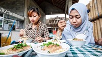 Usaha ini sudah berjalan setahun terakhir atau sekitar pertengahan 2020 lalu. Awalnya ia masih fokus menjual bakso dengan bentuk bulat. Berjalannya waktu ia mulai melakukan eksperimen membuat bakso dengan macam-macam bentuk yang unik, hingga lahirlah bakso kuburan.  Foto: Jalu Rahman Dewantara