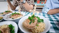 Selain bentuknya yang unik, bakso ini juga memiliki isian yang bisa bikin kenyang. Di dalamnya diisi telur peyuh dan tetelan daging sapi. Selain bakso kuburan, di sini kita juga bisa menemui bakso lava yaitu bakso berbentuk gunung Merapi dengan isian yang sama, tetapi ada tambahan sambal sehingga lebih pedas. Foto: Jalu Rahman Dewantara