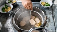Untuk sekarang ini uang paling banyak dicari itu bakso kuburan. Lalu ada bakso lava juga. Biasanya pada suka bakso ini (Bakso Kuburan) ?karena tertarik dengan kata-kata yang alay gitu, apalagi buat anak-anak remaja yang labil-labilnya gitu, ujar Triyandari sembari terkekeh.  Foto: Jalu Rahman Dewantara