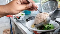 Triyandari mengatakan usahanya kian ramai setelah diunggah di berbagai grup Facebook. Mayoritas pengunjung yang datang ingin mencoba bakso kuburan lantaran wujudnya yang tak lazim. Adapun dalam sehari Kedai Emak bisa menjual sekitar 35 porsi bakso kuburan.  Foto: Jalu Rahman Dewantara