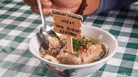 Soal harga bakso bikinan Kedai Emak ini tergolong cukup terjangkau. Untuk satu porsi bakso kuburan dibanderol Rp15.000. Sedangkan untuk varian lava mencapai Rp20.000. Foto: Jalu Rahman Dewantara
