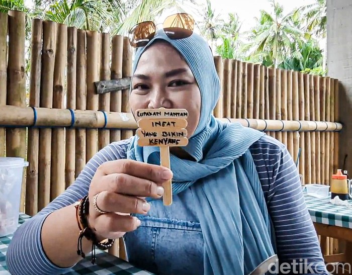 Unik! Bakso Kuburan Ini Dilengkapi Papan Nisan untuk Kenang Para Mantan