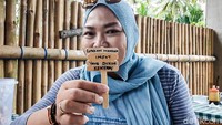 Salah satu pembeli, Amin Kuntari (30) mengaku tertarik datang ke Kedai Emak karena penasaran dengan Bakso Kuburan. Menurutnya bentuk bakso ini unik terlebih ada nisan mini yang bisa ditulisi berbagai macam kata-kata.  Foto: Jalu Rahman Dewantara