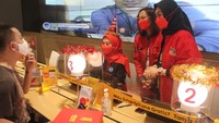 Pelanggan mendapatkan pelayanan di gerai Indosat Ooredoo di Mal Kota Kasablanka, di Jakarta, Sabtu (20/11/2021).