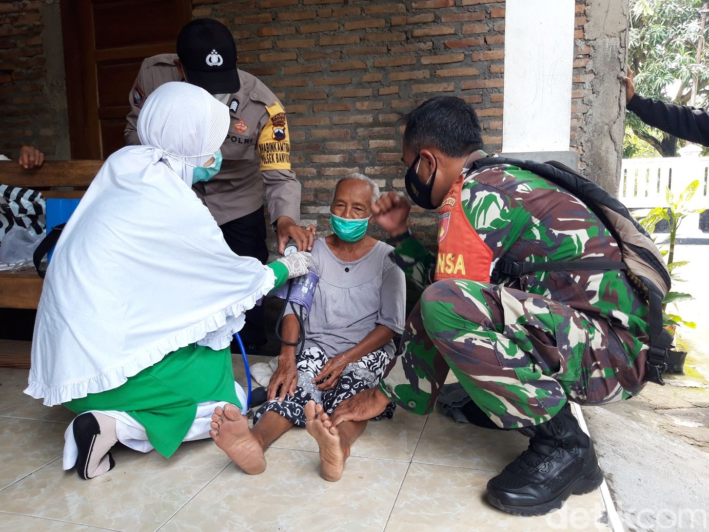 Vaksinasi COVID-19 lansia di Boyolali.