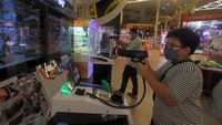 Salah satunya wahana bermain Timezone kembali buka menyambut pengunjung dengan menerapkan protokol kesehatan sesuai dengan ketentuan yang berlaku. 