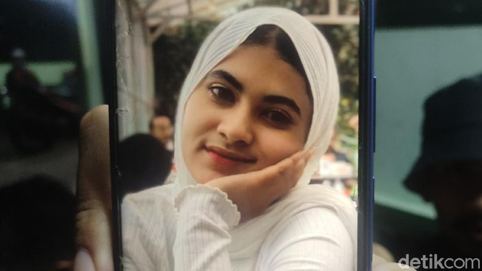 Sarah semasa hidup. Wanita Cianjur ini meninggal akibat disiksa dan disiram air keras oleh suaminya.
