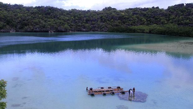 Wisatawan berdiri di atas batu karang berbentuk hati saat berwisata di Telaga Nirwana di Desa Oeseli, Kabupaten Rote Ndao, NTT, Jumat (19/11/2021). Telaga Nirwana itu menjadi salah satu potensi wisata air unggulan di kabupaten Rote Ndao. ANTARA FOTO/Kornelis Kaha/wsj.